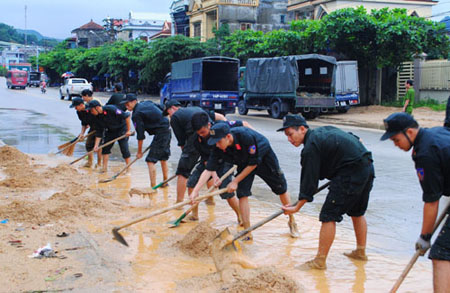 Công an tỉnh Quảng Ninh dọn dẹp bùn đất ở phường Quang Hanh, TP Cẩm Phả.
